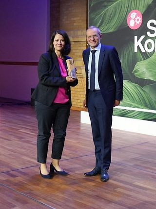 Melanie Kubin-Hardewig, Deutsche Telekom AG (left) and Prof. Dr. Alexander Bassen, University Hamburg